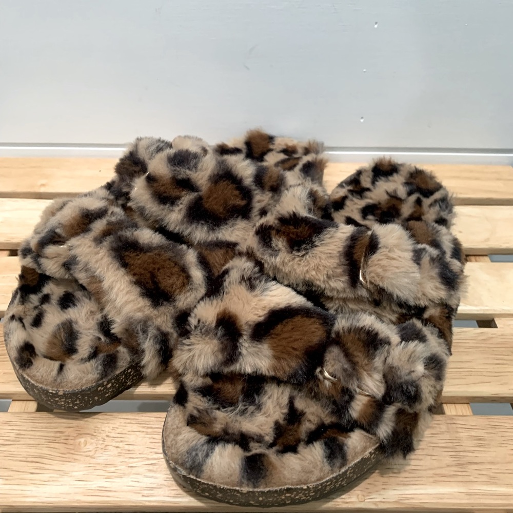 9/10 Fuzzy Sandal slippers, Birkenstock style.